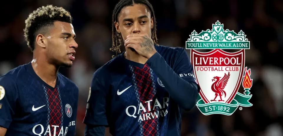 Jugadores de PSG conversando durante un partido