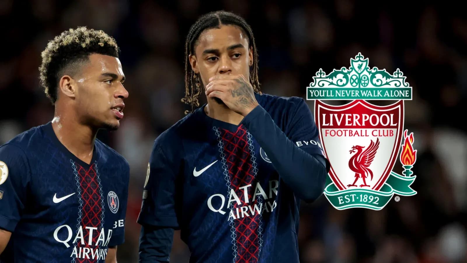 Jugadores de PSG conversando durante un partido