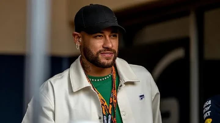 Neymar con gorra y chaqueta en evento deportivo