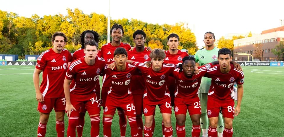 Jugadores de Toronto II posando en el campo