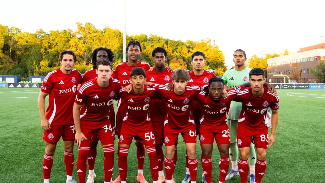 Jugadores de Toronto II posando en el campo