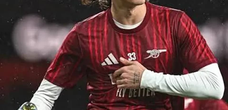 Jugador de Arsenal realizando estiramiento en campo