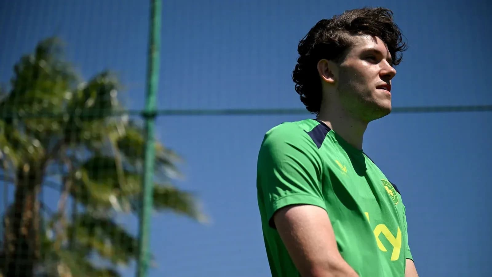 Jugador de fútbol en entrenamiento bajo el sol