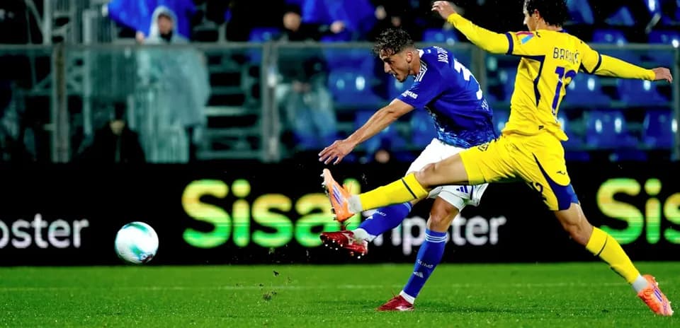 Acción de un jugador de Hellas Verona en el partido