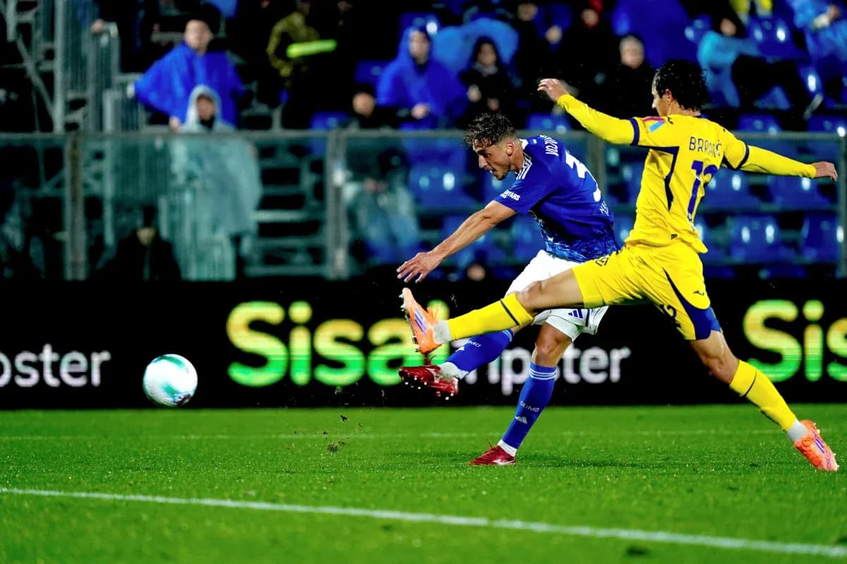 Acción de un jugador de Hellas Verona en el partido