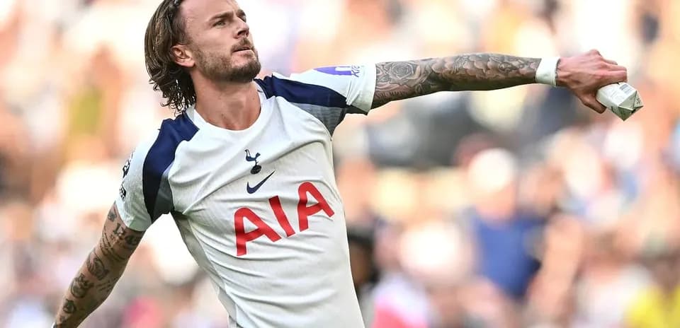 Jugador de Tottenham lanzando un objeto durante el partido