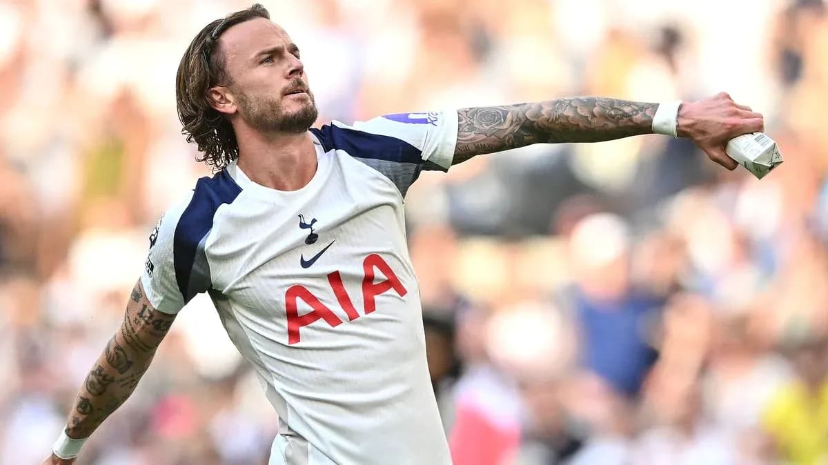 Jugador de Tottenham lanzando un objeto durante el partido
