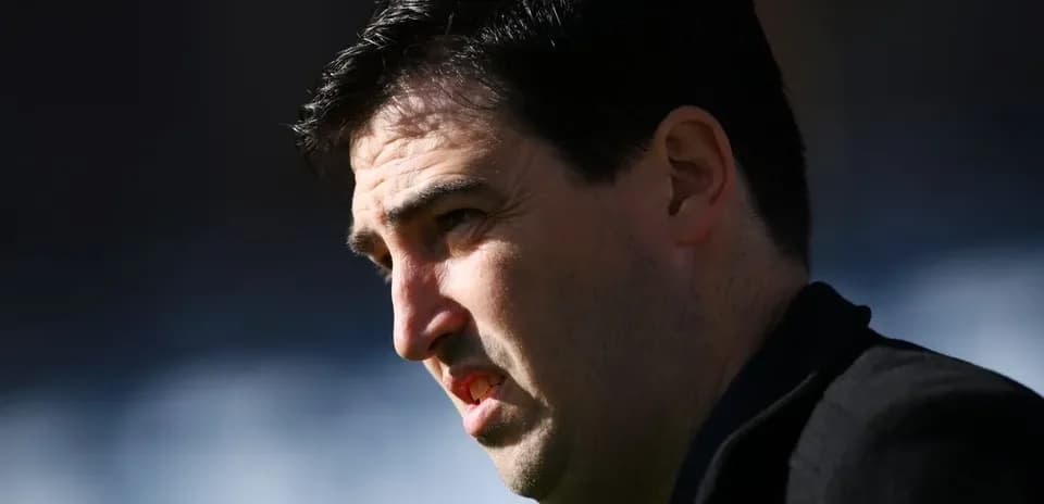 Entrenador observando desde la línea de banda