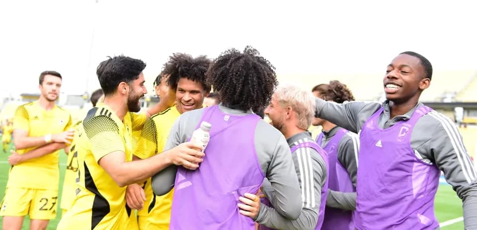Jugadores celebrando tras el partido