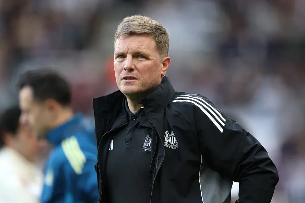 Entrenador de Newcastle en el banquillo durante el partido