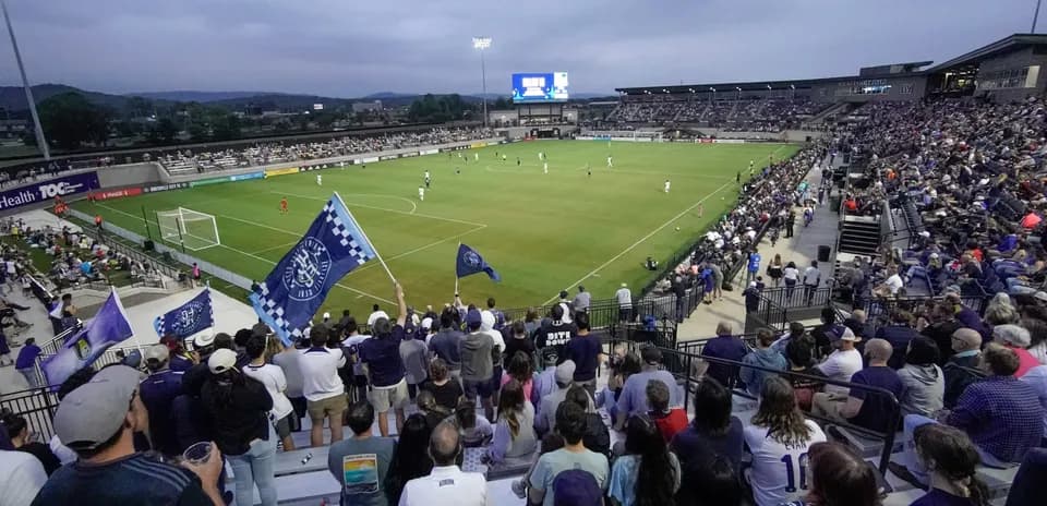 Partido de fútbol en el estadio de Huntsville