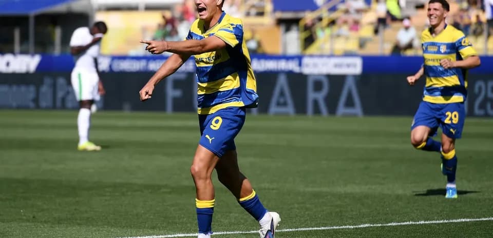 Jugador de Parma celebra un gol en el partido