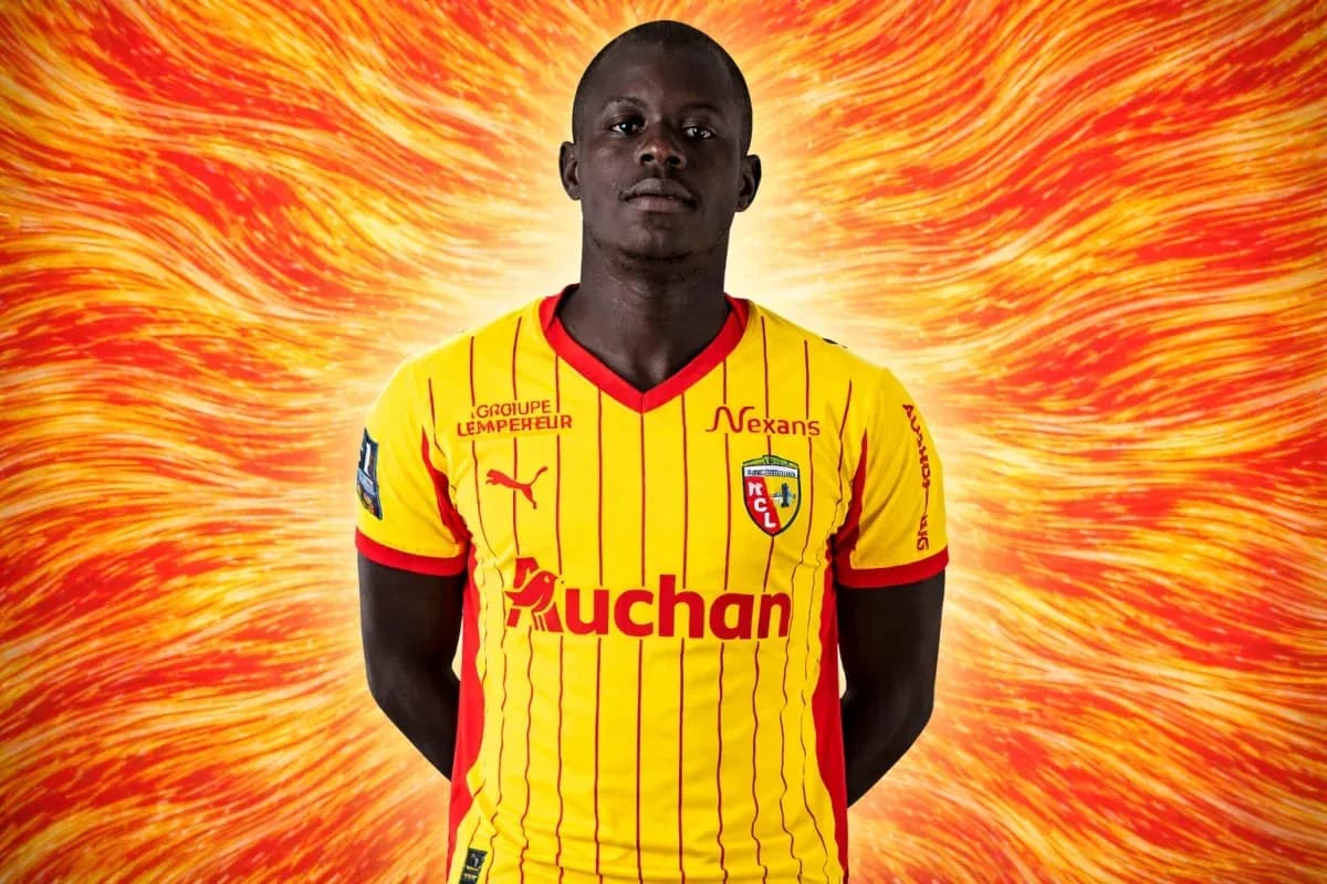 Jugador de fútbol con camiseta amarilla y roja