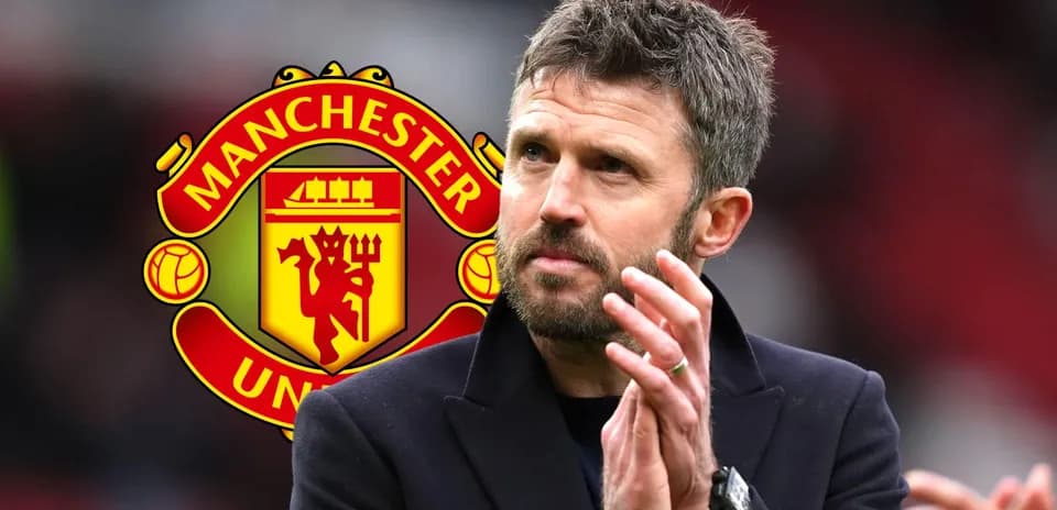 Entrenador aplaudiendo con logo de Manchester United