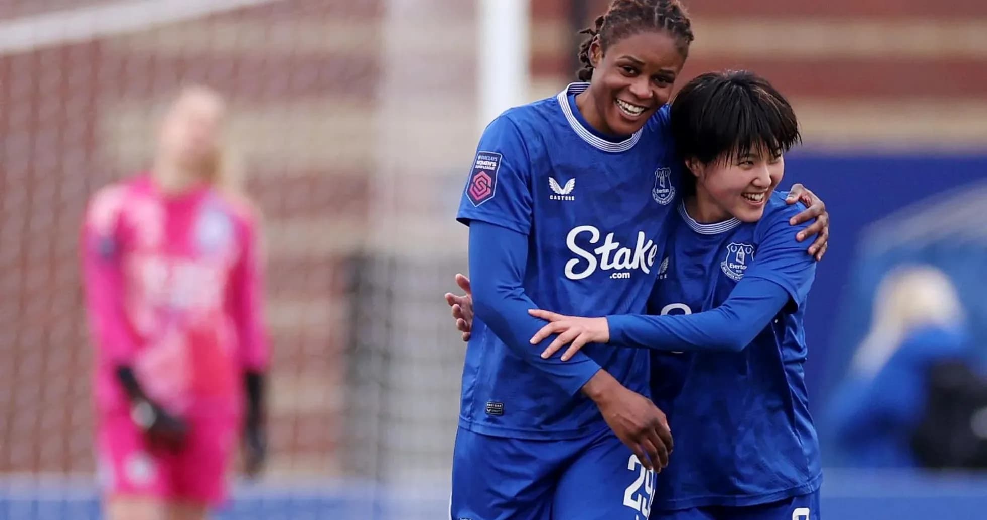 Jugadoras de Everton celebrando un gol