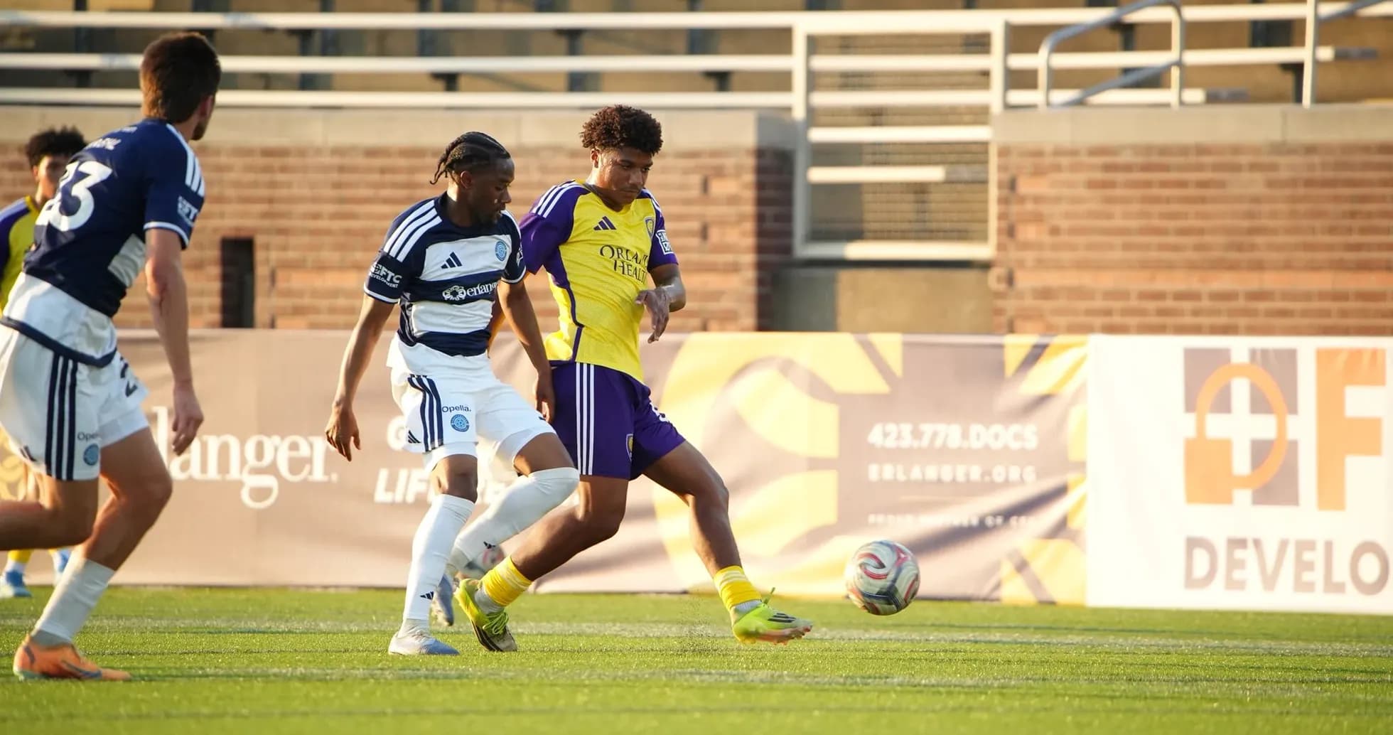 Jugador de Orlando City II en acción durante el partido