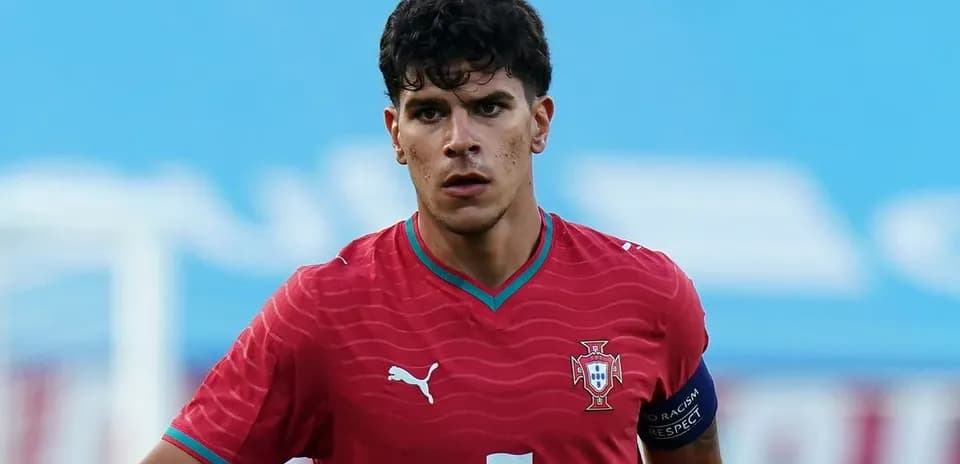 Jugador de Portugal con camiseta roja en acción