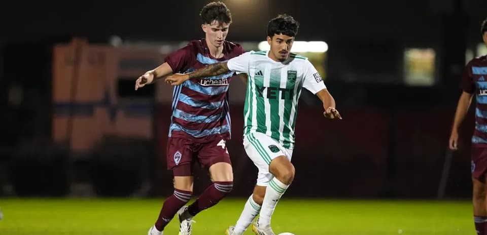 Jugador de Colorado Rapids II persiguiendo a oponente