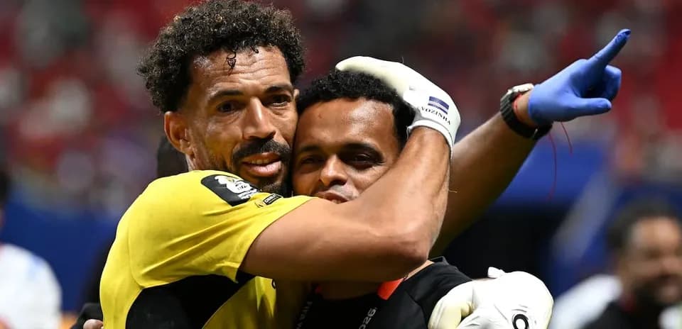 Portero y entrenador abrazándose tras el partido