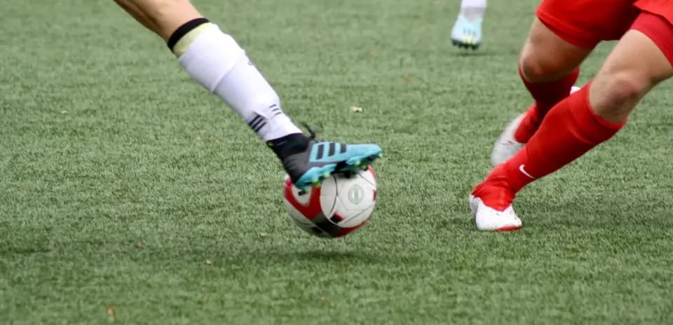 Jugadora golpeando el balón en el partido
