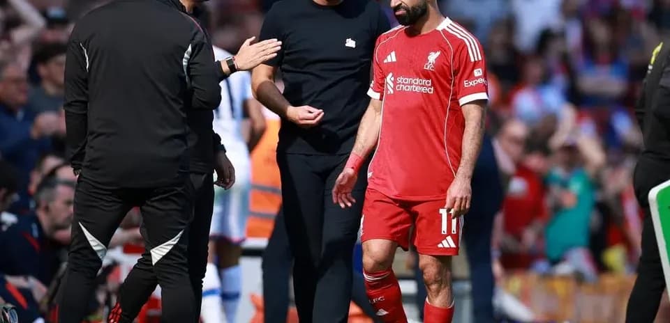 Mohamed Salah siendo atendido por el cuerpo técnico