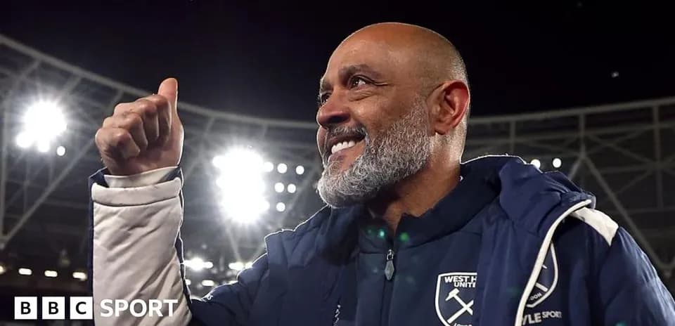 Entrenador de West Ham United celebra con el puño
