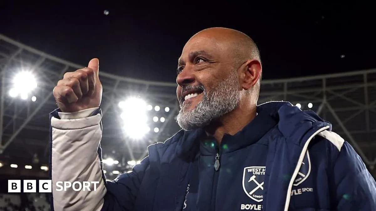 Entrenador de West Ham United celebra con el puño