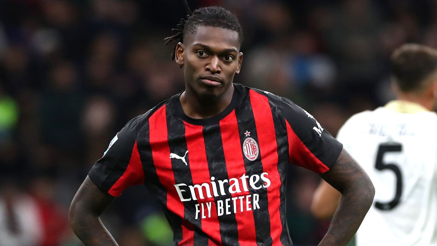 Jugador de AC Milan con camiseta roja y negra