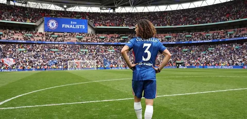 Cucurella en el campo durante la final de la FA Cup