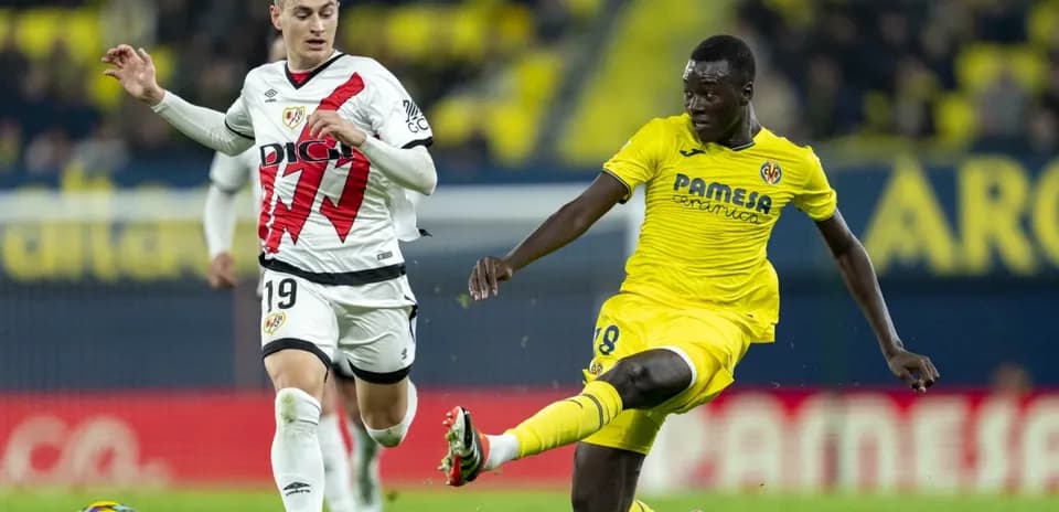 Jugador de Villarreal driblando a Rayo Vallecano