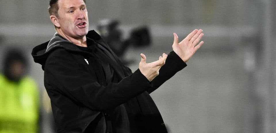 Entrenador gesticulando en la línea de banda