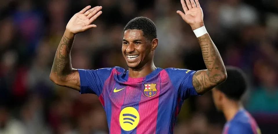 Jugador de Barcelona saludando al público en el estadio