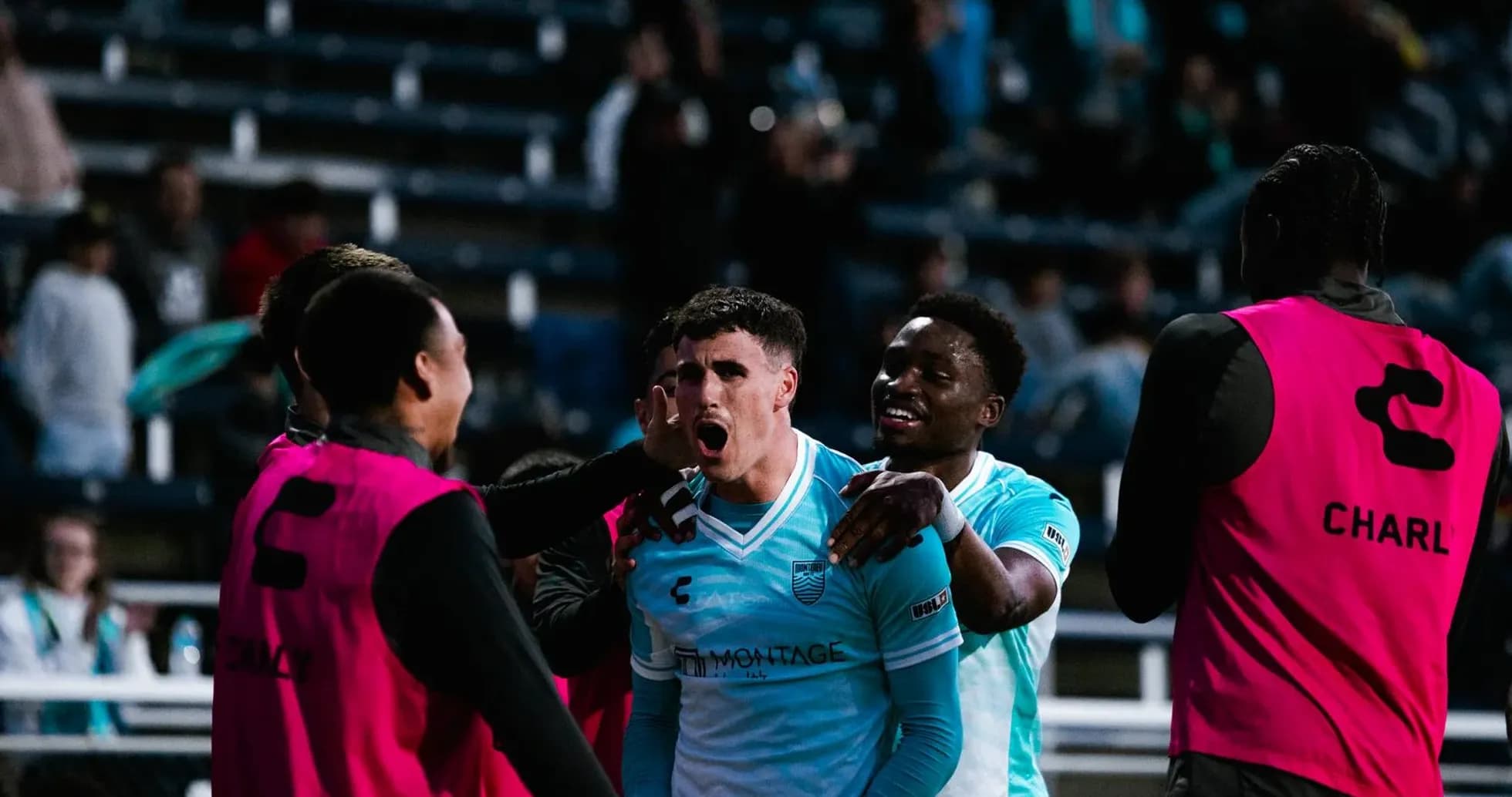 Jugadores celebrando un gol de Monterey Bay