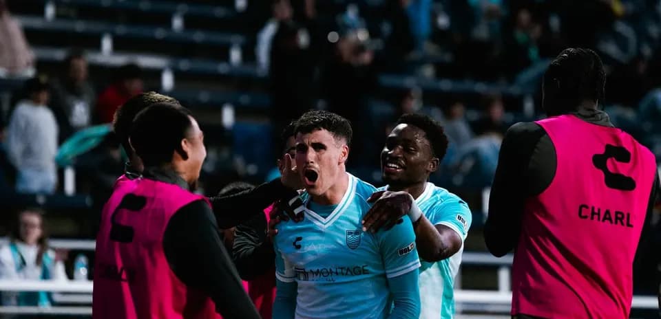 Jugadores celebrando un gol de Monterey Bay