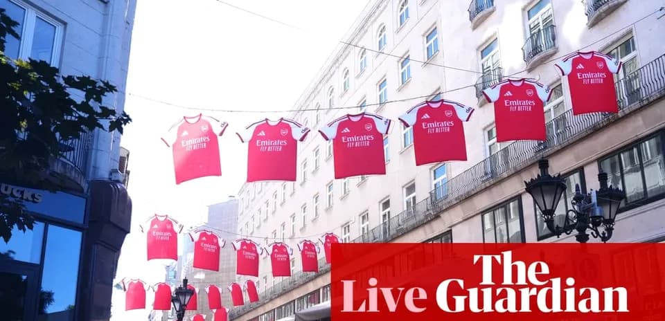 Camisetas de Arsenal colgadas en la calle