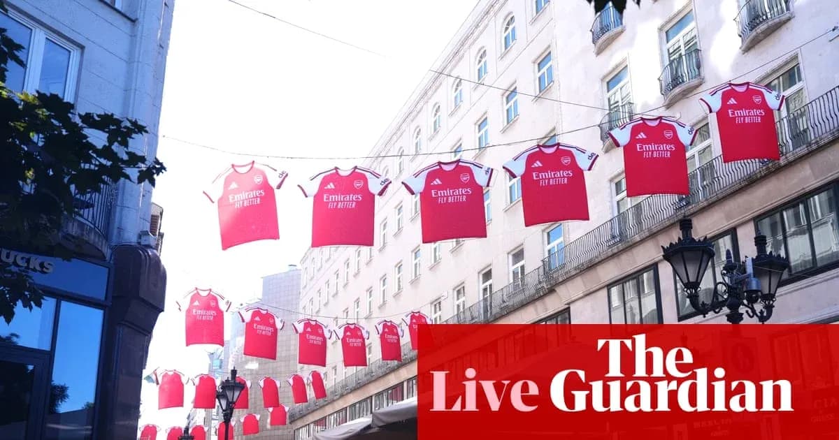 Camisetas de Arsenal colgadas en la calle