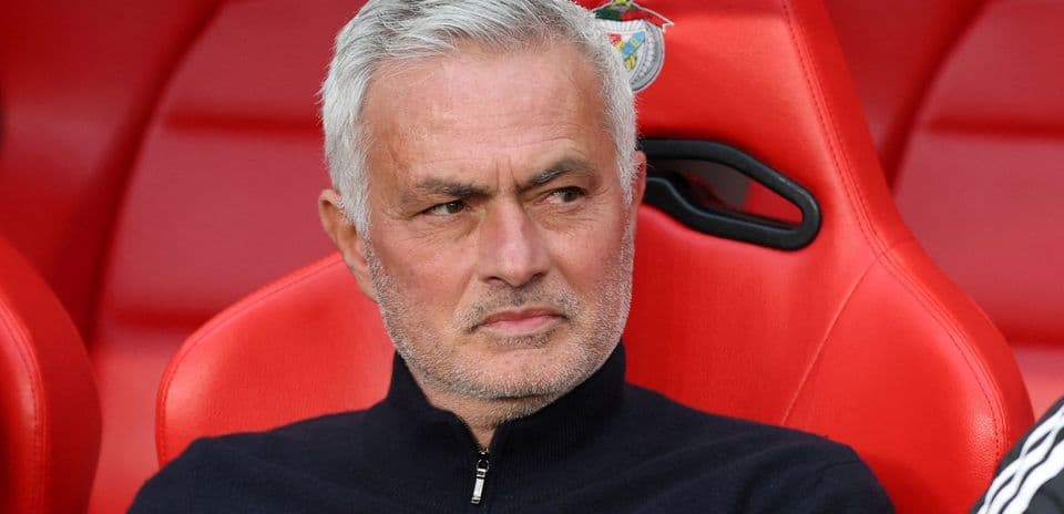 Entrenador sentado en el banquillo durante un partido