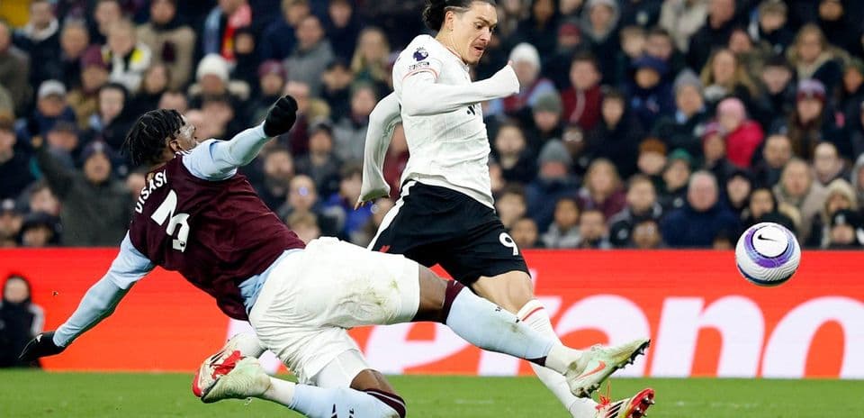 Un jugador de Aston Villa intenta detener a un delantero