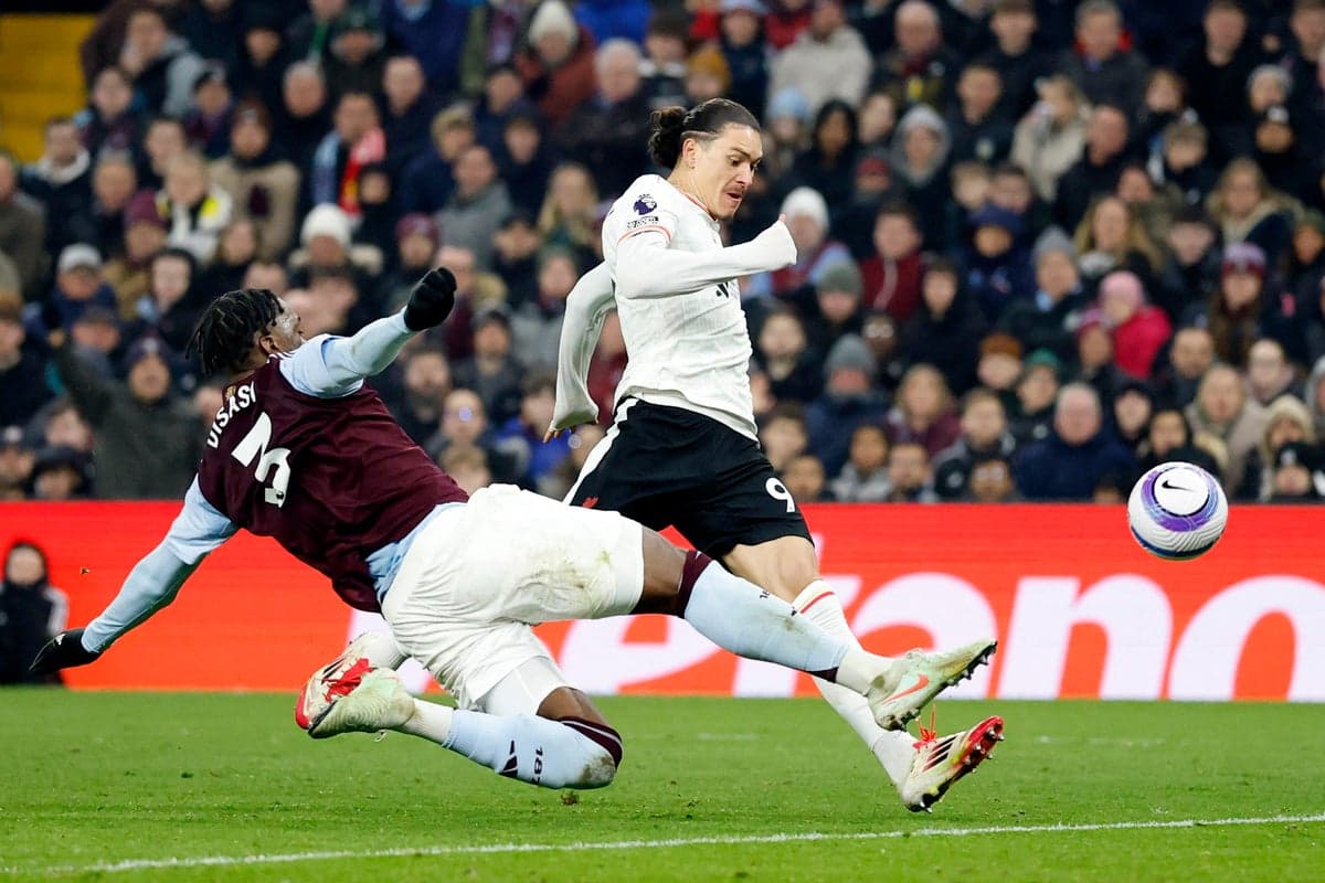 Un jugador de Aston Villa intenta detener a un delantero