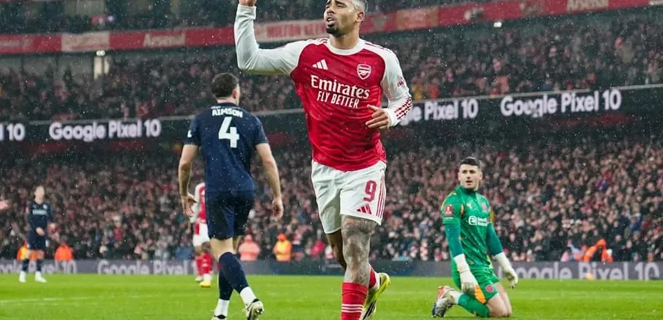 Jugador de Arsenal celebra un gol en el partido