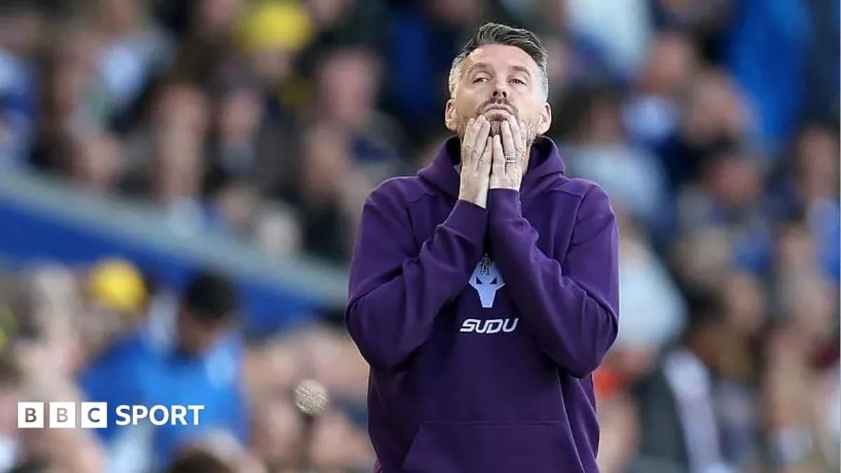 Entrenador preocupado en la banda durante el partido
