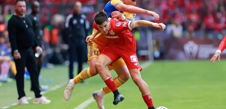 Jugadores de Toluca y Tigres en acción