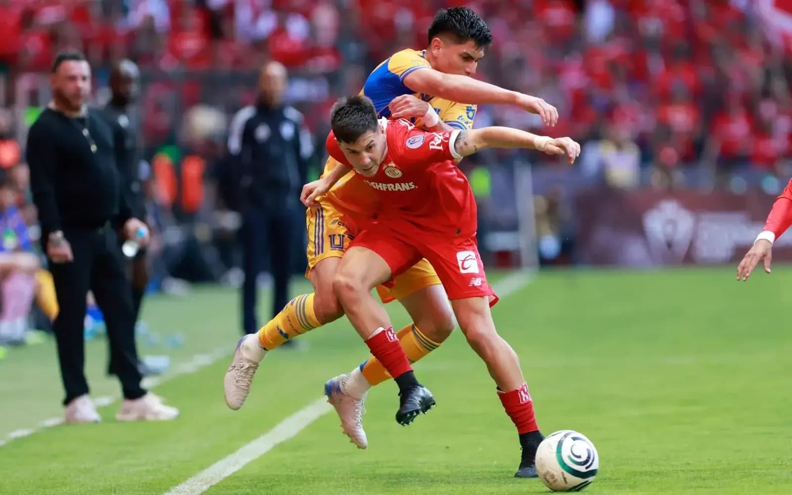 Jugadores de Toluca y Tigres en acción