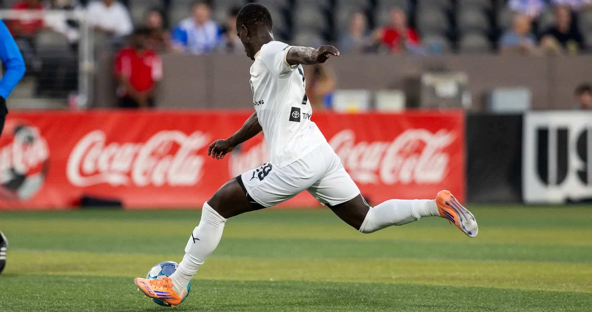 Jugador corriendo durante un partido de fútbol
