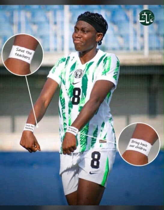 Jugadora con camiseta de Nigeria mostrando mensajes en muñecas