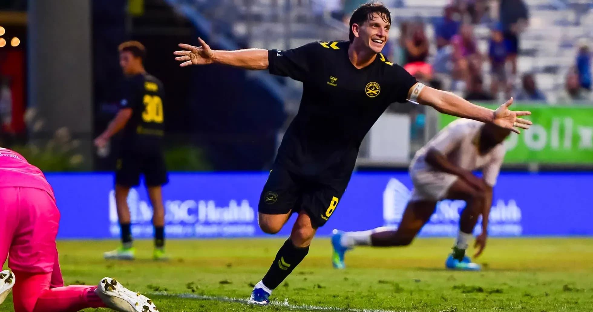 Jugador celebrando un gol en el partido