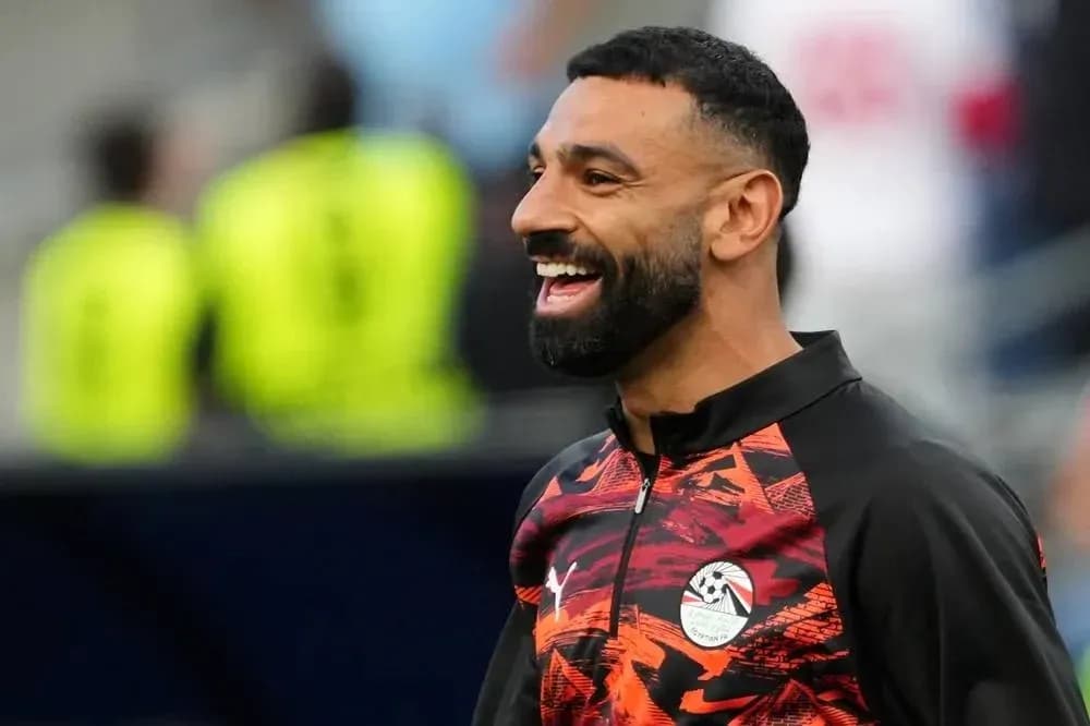 Jugador sonriendo durante el calentamiento previo al partido