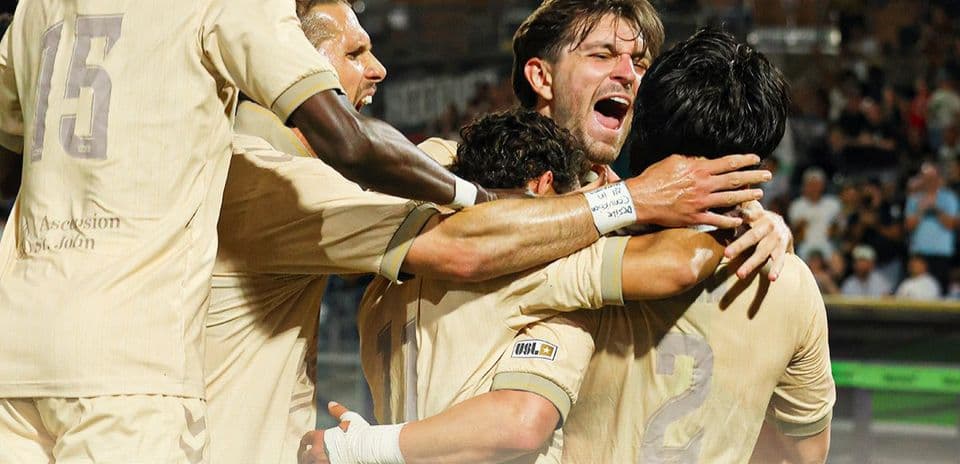 Jugadores celebrando un gol durante el partido