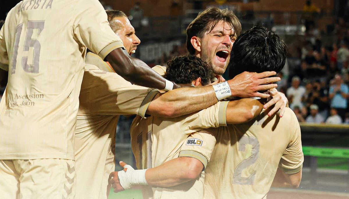 Jugadores celebrando un gol durante el partido