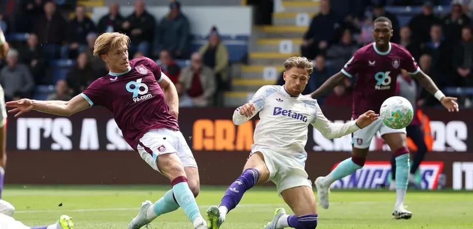Jugadores en acción durante el partido Burnley vs Aston Villa
